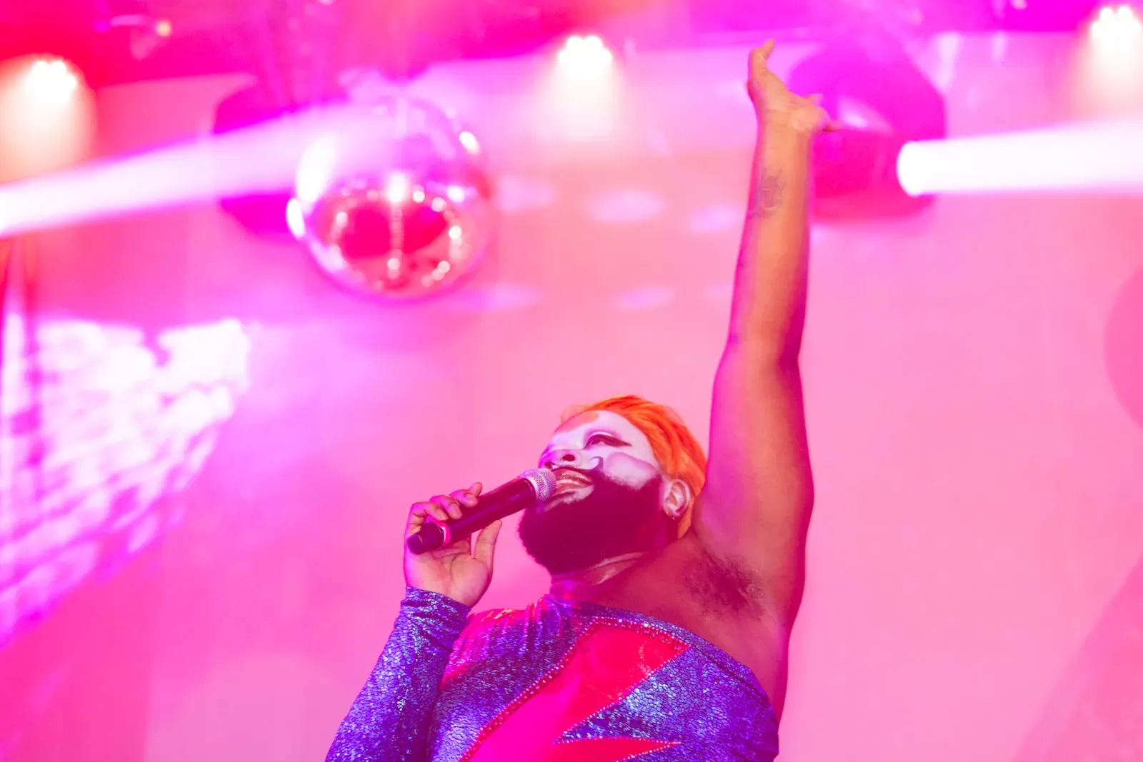 Lucy Stoole singing, Bowie Ball 2024